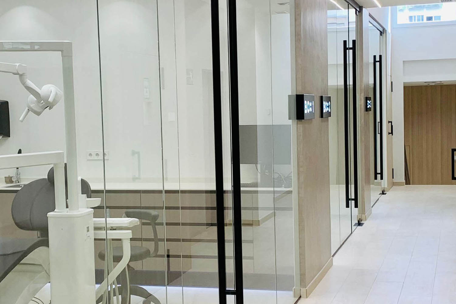 Pasillo. Fotografía de las Instalaciones de Clínica Suma + Dental en Zaragoza